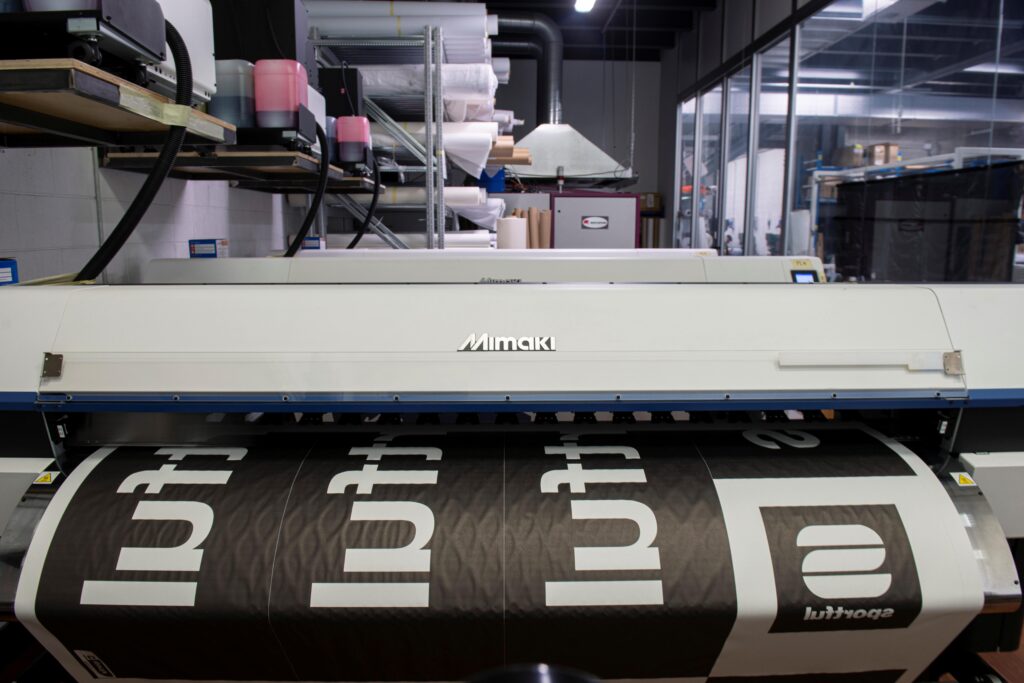 Specialized in the production of high-quality printed materials for a variety of applications in the visual communication and events sectors, the company has equipped itself with cutting-edge technologies to meet the most dynamic demands of the contemporary market